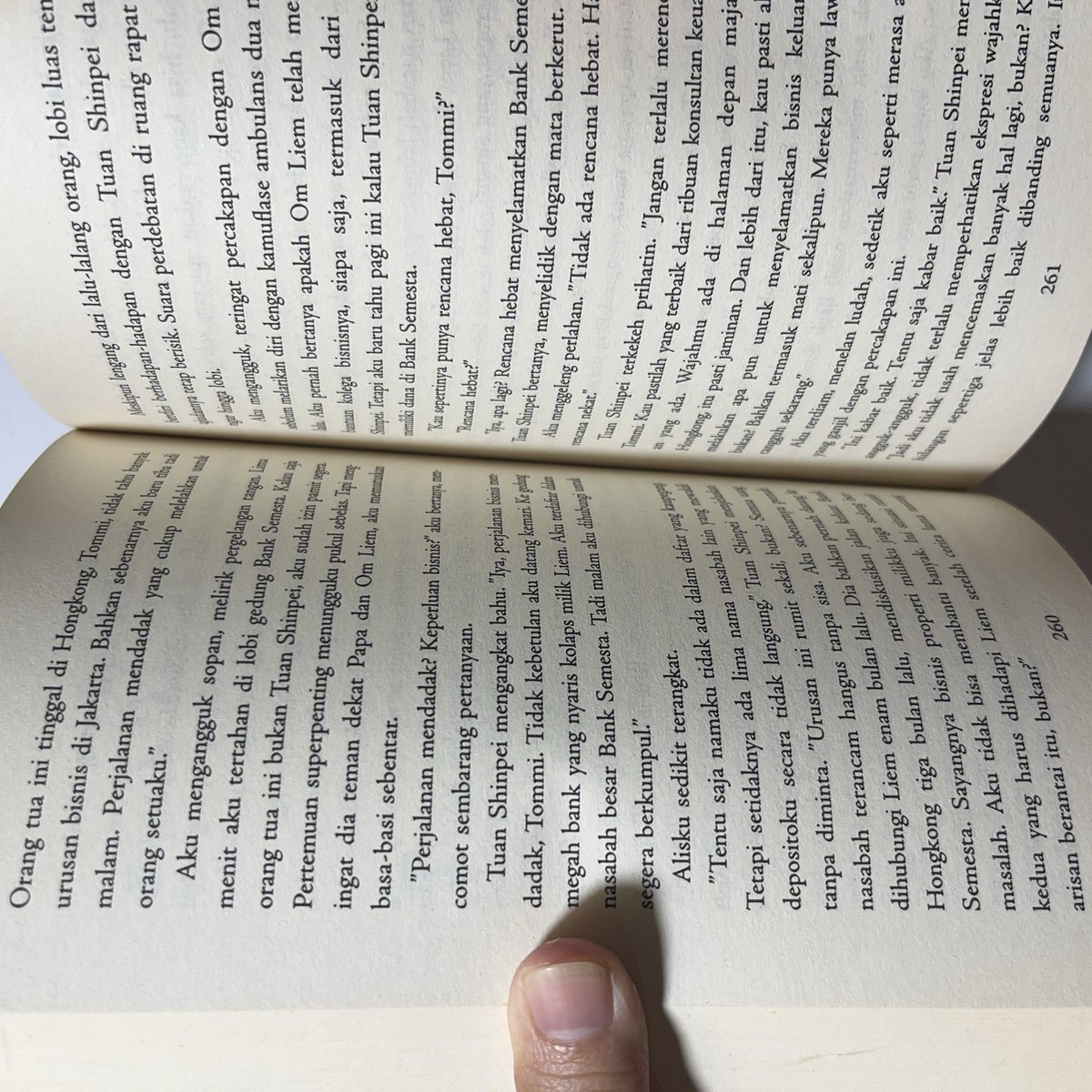 namastealldamn's tweet photo. WTS Want To Sell Novel Negeri Para Bedebah karya Tere Liye 
Minus ada halaman renggang sisanya aman 
50k 
Bisa split untuk dapat free ongkir di Shopee
https://t.co/y61QJFT7lL https://t.co/mRV7Ivg5k4