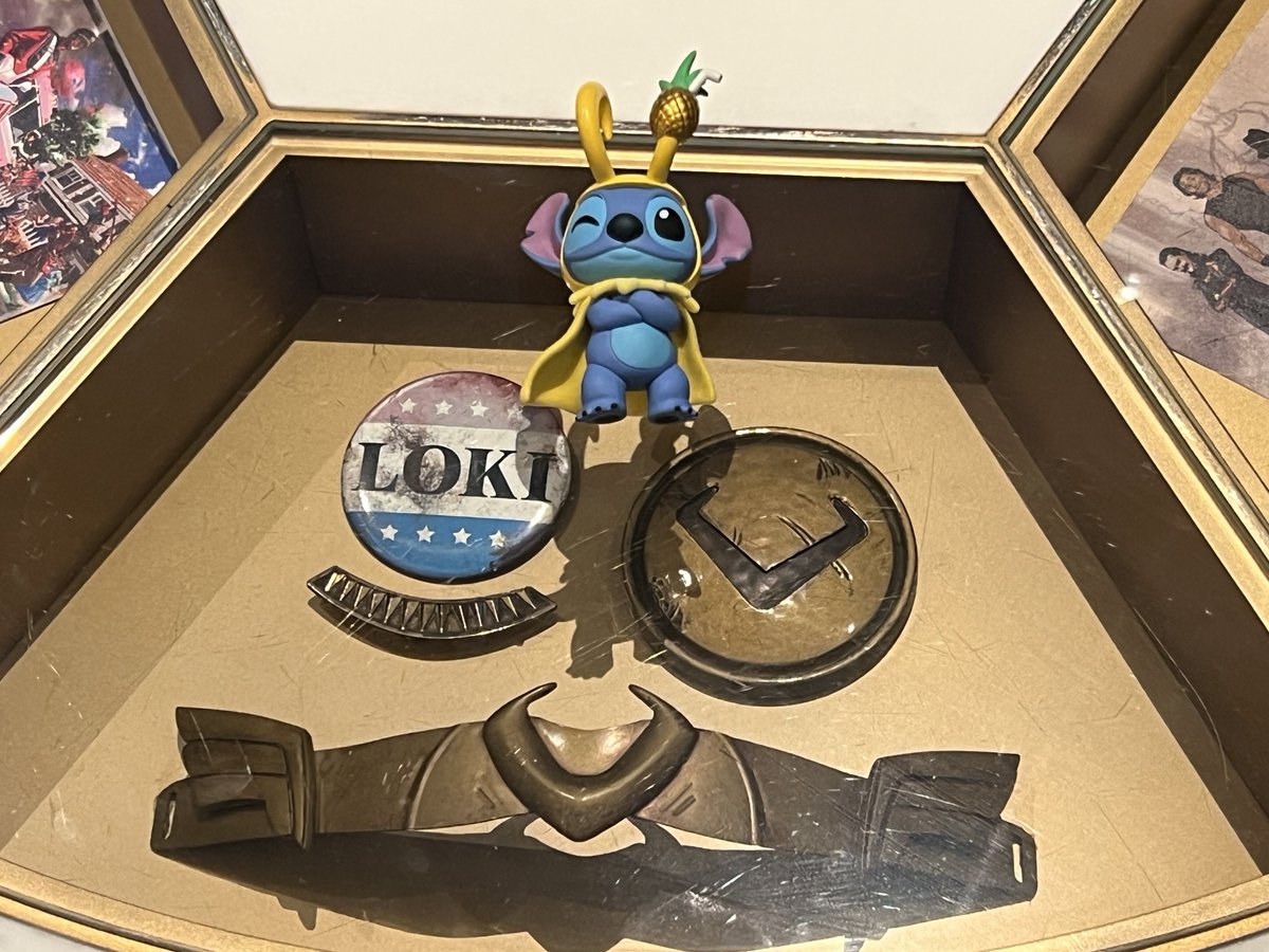 マーベルxスティッチのコスビ。
香港ディズニーのハリウッドホテル内にあるマーベルテーマのラウンジでそれぞれのアイテムと一緒に撮影しました。