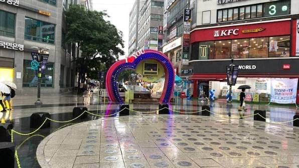 산본이 진짜 레전드임 2억 들여서 프로포즈존 만들엇지만 7년간 이곳에사 아무도 프로포즈를 하지 않았다고 기사뜸