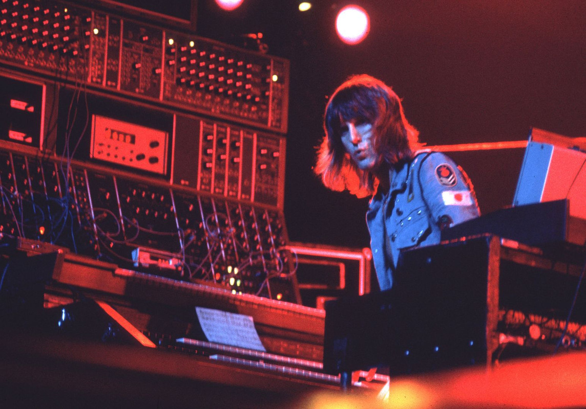 teds_list's tweet image. #didyouknow that prog-rock legend Keith Emerson incorporated a knife-throwing act into his stage show, using daggers gifted to him by Lemmy? Find out more about him at the link, and start your musical journey with Ted&apos;s List!  #pianotime #pianomusic rfr.bz/t598214