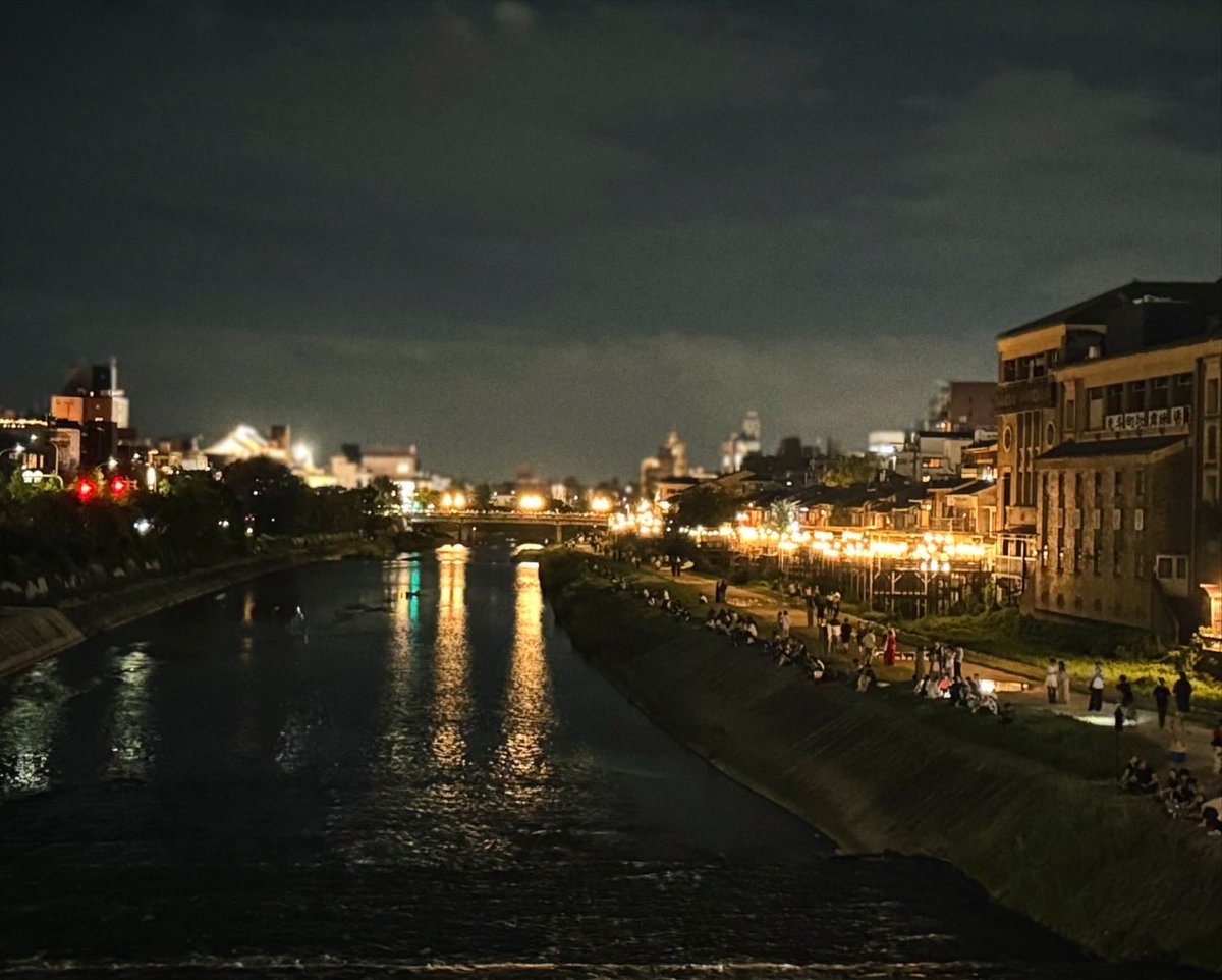 Location…Kyoto City, Kyoto 
幻想的な夜の鴨川の風景📷
#LeicaLUX  

#写真好きな人と繫がりたい
#streetphotography