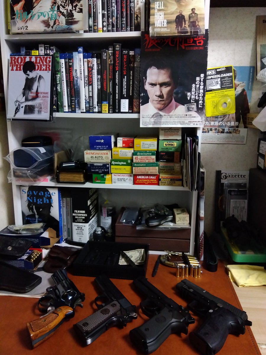 机の上のお片付け完了。代わり映えしないけど今は完了って事で良いだろ。#モデルガン
