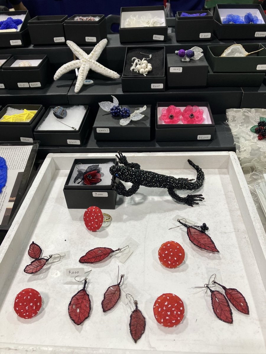 nyago96neko's tweet photo. 札幌はすっかり秋なので人気の落ち葉のピアスとベニテングタケブローチを作ってきました。京都の秋はまだかもしれませんが、ぜひお手に取ってご覧ください🍂
L-309にてお待ちしております♪
#equimonia https://t.co/bnDYvvb4S3