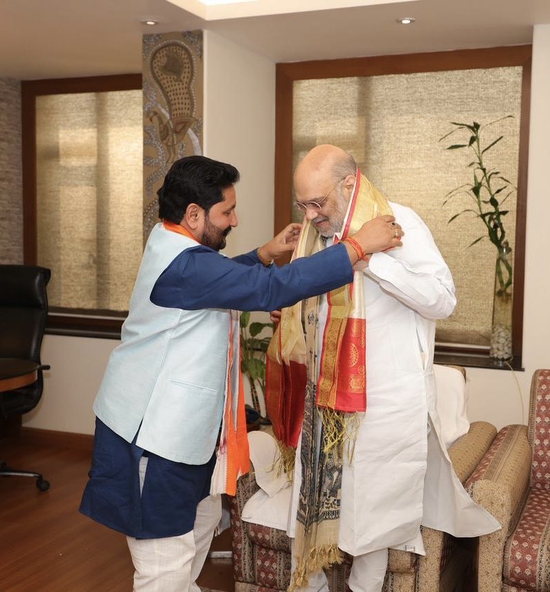 01RAJESHSINGH's tweet photo. पटना में कल देश के यशस्वी, प्रखर एवं जनआकांक्षाओं के प्रतीक लोकप्रिय अति प्रभावी माननीय गृह व सहकारिता मंत्री आदरणीय श्री @AmitShah जी से शिष्टाचार भेंट करने का अवसर प्राप्त हुआ। https://t.co/HHEOyYKFlT