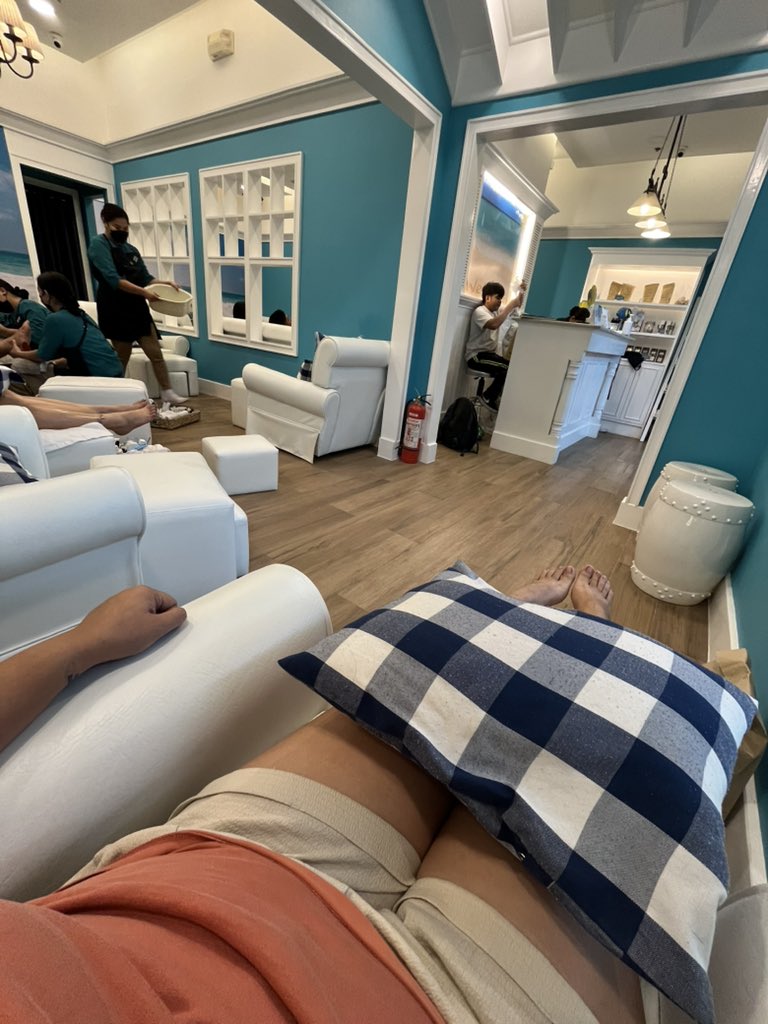 lavlianjeli's tweet image. Baka naman deserve ko umagaw ng konti sa tf at sahod kase ang sipag sipag ko ngayong October 😅 #pampertime #metime  @nailaholics