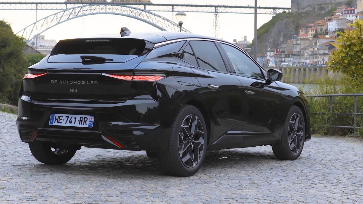 CCubicos's tweet image. Nos vamos ahora hasta Portugal 🇵🇹 con @Juanjo_Godmode, que ha tenido la oportunidad de subirse en el nuevo @DS_Espana Nº4 🇫🇷. El nuevo modelo estrena un lenguaje de diseño más moderno 🎨 y mucha tecnología a bordo 👍.

@puntalproduc @antena3com @anavellosillo #CCubicos404