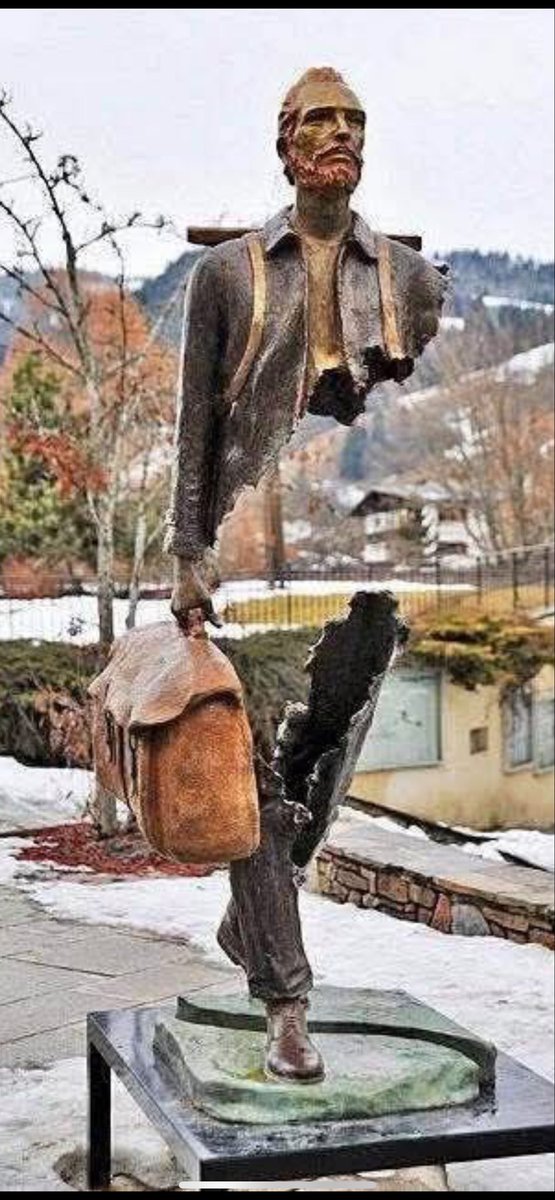 Esta escultura lleva por titulo: El Sol de Ibias. Bajo un cielo nublado, gris y sobre la nieve. Son cosas…