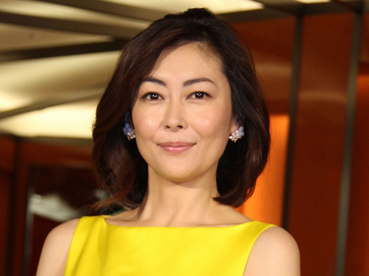 値下げしました❗中山美穂 さん 某化粧品メーカーの宣伝用生写真3枚セット❗貴重品 注意】中山美穂さんのグッズ、非公式での製作・販売が横行 公式サイト