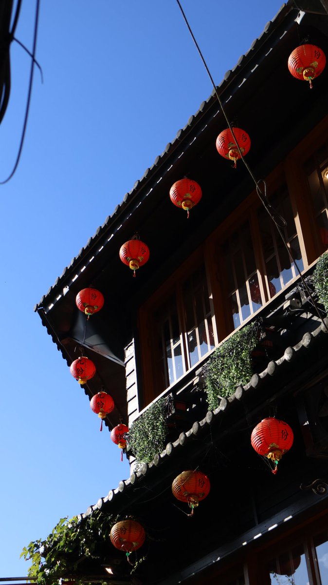 Joncodards's tweet image. 屋根の上から垂れる赤い光、まるで異世界への入口みたい🚪✨