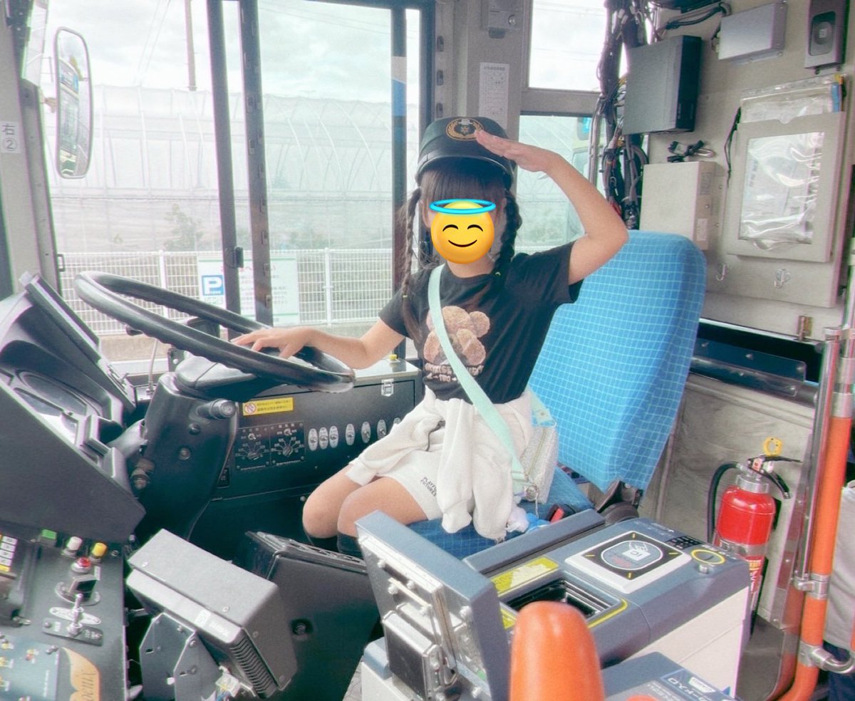 なーちゃんは
1日店長らしいですが、

うちの子は
1日バス運転手らしいです🚌💨
