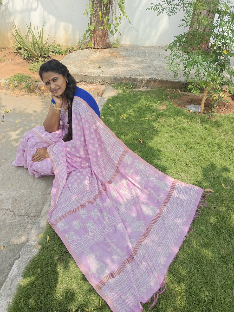 mounikasunkaras's tweet image. ఇది Chanderi TussarSilk Cloth  మీద చేసిన Traditional Block Print #handloom Sari. #batikprinting Handloom Pattern ఇది.
#vocalforlocal 

Assam వెళ్ళినప్పుడు చీర Color Select చేసుకుంటే Batik Print వేసి ఇచ్చారు.

Assam లో చాలా పనుల్లో ఆడవాళ్ళదే రాజ్యం...
కామాఖ్య శక్తి పీఠం కదా.