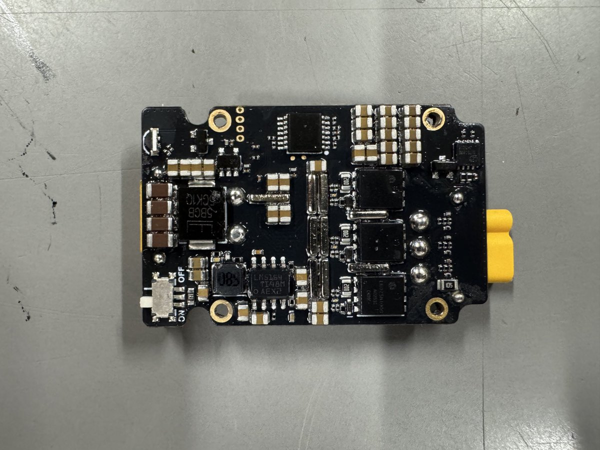 jani_onct's tweet image. DM2325のESCのDM3510はこんな感じ
ケースにはDM3520って書いてるのに基板にはDM3510って書いてる
モータとESC間の通信はRS485(?)
載ってるマイコンはF448