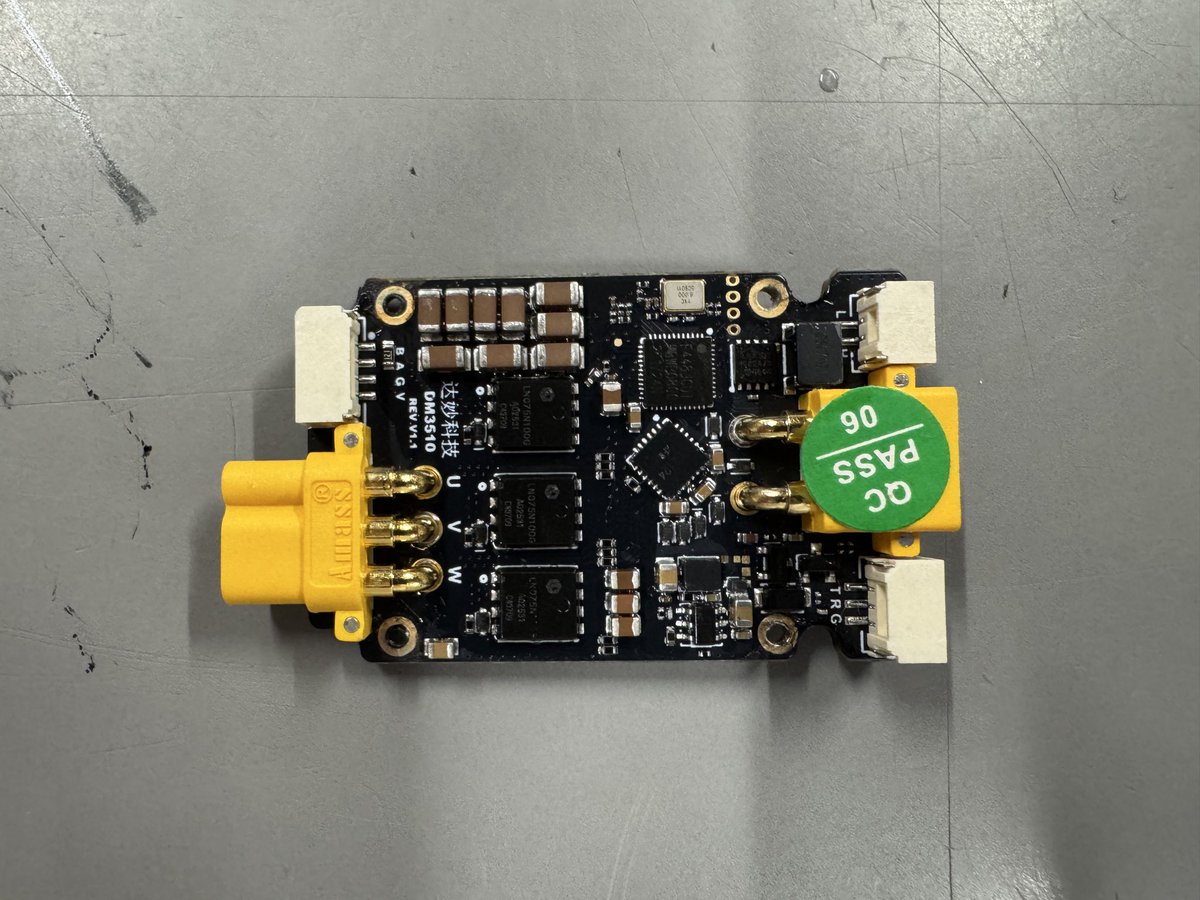jani_onct's tweet image. DM2325のESCのDM3510はこんな感じ
ケースにはDM3520って書いてるのに基板にはDM3510って書いてる
モータとESC間の通信はRS485(?)
載ってるマイコンはF448