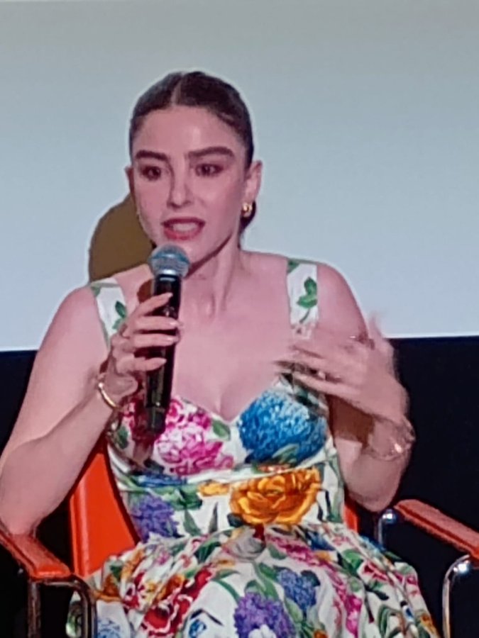 🎶logico si è logico per tutti persino per te ragazza dagli occhi caleidoscopio...solo la luce corre nel vuoto...🎶 aspettandoTI 🎶con logica in tutto questo disordine...per tracciare un'orbita nell'universo🎶 cara #ÖzgeGürel ❤️🤟💫