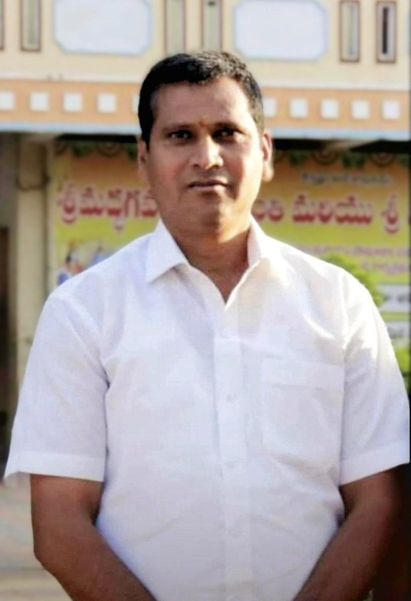 ssaratht's tweet image. Brutal murder of Police Constable Shri E. Pramod (48). He was stabbed to death by a rowdy sheeter named Shaik Riyaz

Pramod arrested Shaik Riyaz and while transporting him, Shaik Stabbed Constable Pramod to death before running away.

Our public was taking videos and selfies…