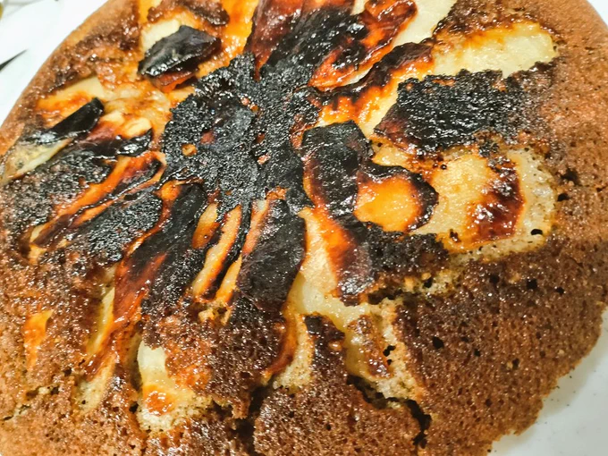 紅玉を買ったのでフライパンでりんごと紅茶のケーキを焼いた 紅茶アイスも乗せて 焦げたけど良い食感だった 残ったりんごの皮と芯は紅茶と一緒に煮出した