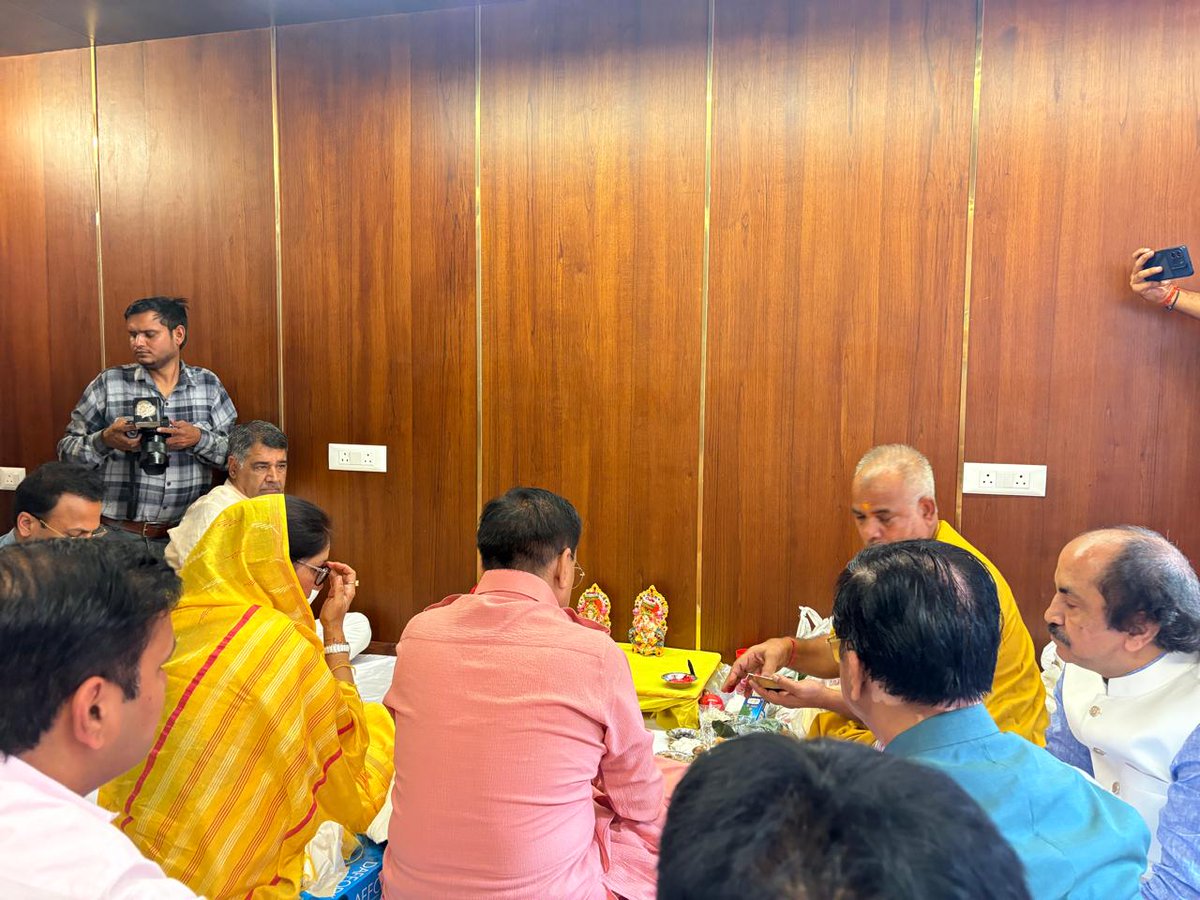 Santosh Ojha (@santoshojha) on Twitter photo भाजपा दिल्ली प्रदेश कार्यालय, पॉकेट-5, दीनदयाल उपाध्याय मार्ग पर दीवाली पूजन के कार्यक्रम में सम्मिलित होने का सौभाग्य मिला।
#BJP
<a href="/BJP4Delhi/">BJP Delhi</a> <a href="/BJP4Delhi/">BJP Delhi</a>
<a href="/Virend_Sachdeva/">Virendraa Sachdeva</a> <a href="/gupta_rekha/">Rekha Gupta</a> <a href="/PavanRanaRSS/">Pavan Rana</a> <a href="/visshnumittal/">Visshnu Mittal</a>
<a href="/ManojTiwariMP/">Manoj Tiwari</a> भाजपा दिल्ली प्रदेश कार्यालय, पॉकेट-5, दीनदयाल उपाध्याय मार्ग पर दीवाली पूजन के कार्यक्रम में सम्मिलित होने का सौभाग्य मिला।
#BJP
<a href="/BJP4Delhi/">BJP Delhi</a> <a href="/BJP4Delhi/">BJP Delhi</a>
<a href="/Virend_Sachdeva/">Virendraa Sachdeva</a> <a href="/gupta_rekha/">Rekha Gupta</a> <a href="/PavanRanaRSS/">Pavan Rana</a> <a href="/visshnumittal/">Visshnu Mittal</a>
<a href="/ManojTiwariMP/">Manoj Tiwari</a>