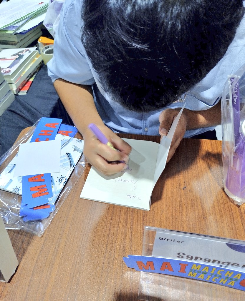 DearKarin_'s tweet photo. คุณเจ้นอยู่นี่นะคะ ตั้งใจลงลายเซ็นมาก น่ารักก @gentpatt 

#งานหนังสือ https://t.co/0DDgKfIl5R