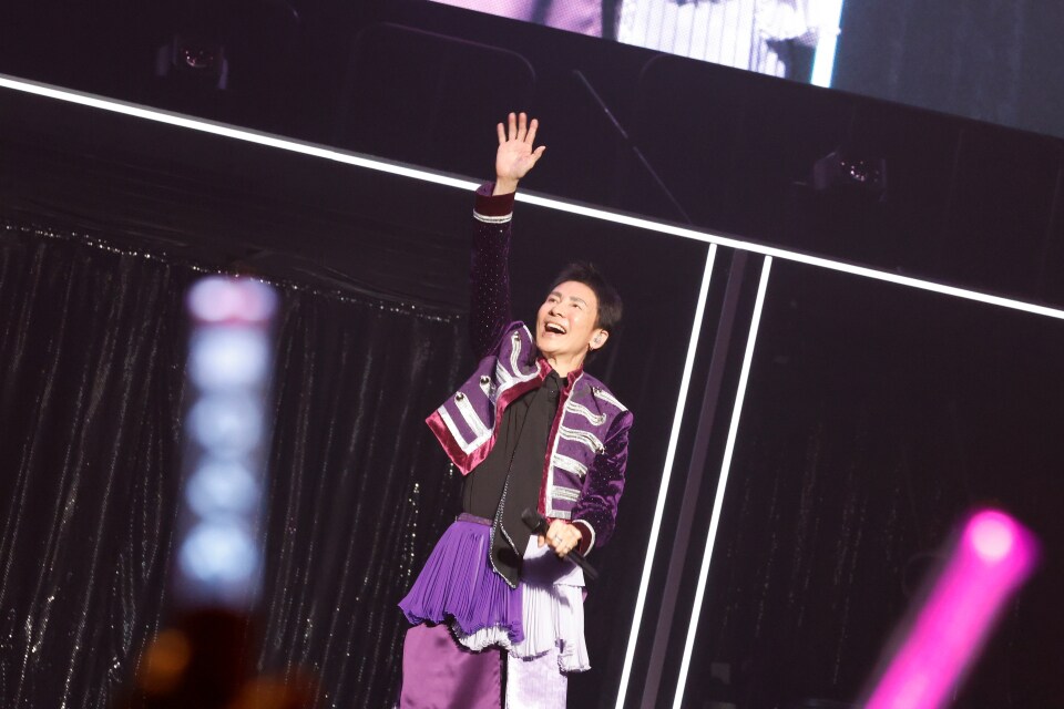 natalie_mu's tweet photo. 郷ひろみ、70歳の誕生日にライブ🎂
武道館が古稀カラーに染まる🟪

涙ながらに感謝を伝え、
「これからも皆さんの期待に必ず応える」

🔗https://t.co/uhRiC4Tvbp

#郷ひろみ https://t.co/VOqR5kFEN8