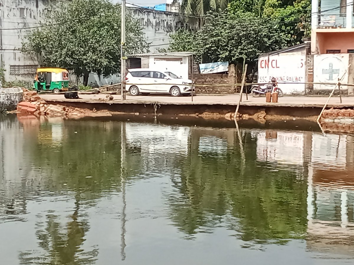 ବିପଦ ପୂର୍ଣ୍ଣ ଭାବେ ଥିବା ଏହି ରୋଡ ( ସିଦ୍ଧ ମହାବୀର ମନ୍ଦୀର) ସମୁଖରେ  କୌଣସି ଅଘଟଣ ଘଟିବା ପୂର୍ବରୁ ତୁରନ୍ତ ଏହି ରାସ୍ତାରେ ଯାତାୟାତ ବନ୍ଦ ରଖିବା ପାଇଁ <a href="/CMO_Odisha/">CMO Odisha</a> <a href="/SecyChief/">ChiefSecyOdisha</a> <a href="/OBCC_Odisha/">OBCC Odisha</a> <a href="/HUDDeptOdisha/">H & UD Dept</a> <a href="/dm_puri/">Collector and District Magistrate Puri</a> <a href="/SPPuri1/">Puri Police</a> <a href="/PuriMunicipali1/">Puri Municipality</a> ଙ୍କୁ ପଦକ୍ଷେପ ନେବାକୁ ବିନମ୍ର ଅନୁରୋଧ 🙏🙏🙏