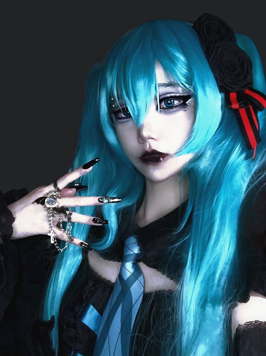 uni_roro's tweet photo. 🥀† ✞.˚₊「永夜の下で歌う」₊ ✞.˚⊹🎶

#初音ミク  #初音ミク生誕祭2025  #コスプレ  #初音未来18周年 https://t.co/sf6ikrqpiP