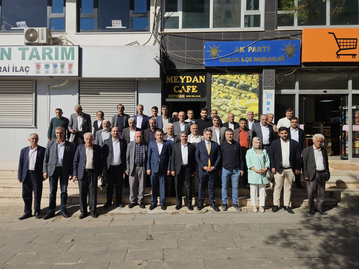 📍AK PARTİ Kozluk ilçe Başkanlığı

AK PARTİ il Başkanlığında Düzenlenecek olan Mahalle Başkanları ve Köy Temsilcileri Toplantısına Katılmak üzere mahalle Başkanları ve Köy Temsilcilerimiz ile Birlikte Batman'a Hareket Etmek Üzere İlçe Başkanlığımızda Bir Araya Geldik.