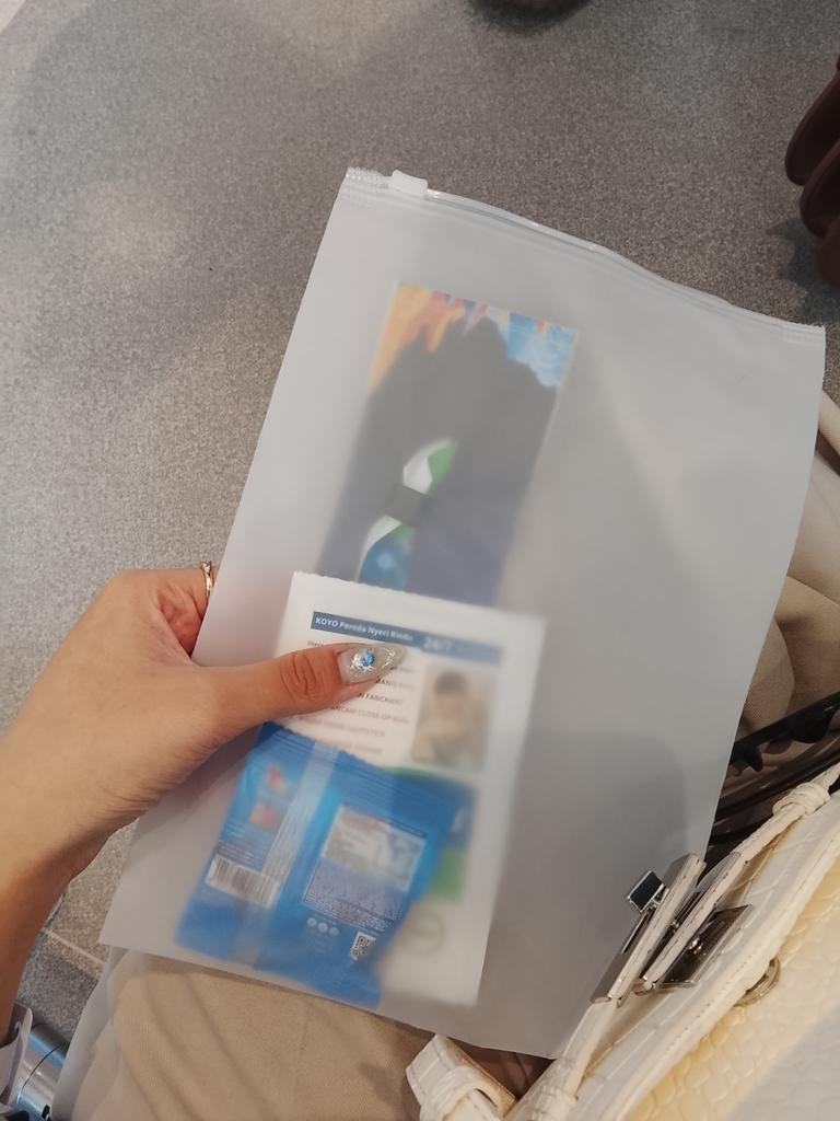 tulipsforheevan's tweet photo. wts want to sale sector k green a day 2 sn F-42 full cod venue harga web + tax 812k

tags. enhypen illit suho exo pik 2 https://t.co/fzzY543iKG