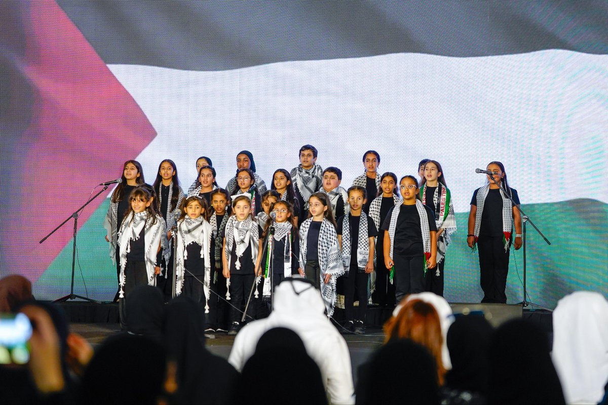 🇵🇸فلسطين… ذاكرة لا تنطفئ
في أمسيةٍ حملت عبق التاريخ ووهج القضية، شرّفتنا سعادة الوزيرة لولوة بنت راشد الخاطر، وزيرة التربية والتعليم والتعليم العالي، بحضورها الأمسية الفلسطينية في مدرسة طارق بن زياد الإعدادية.
قاد طلابنا هذه الأمسية بإبداعٍ وعزيمة، مجسّدين الإيمان العميق بأن