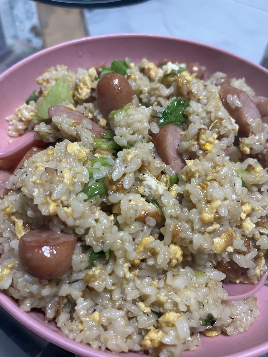 昨日家で作ったお家ラーメンに使った背脂でギルティな炒飯作りました！チャーシューは食べ切ってしまったのでウインナーで。サクランボで限定メニューで出したいw