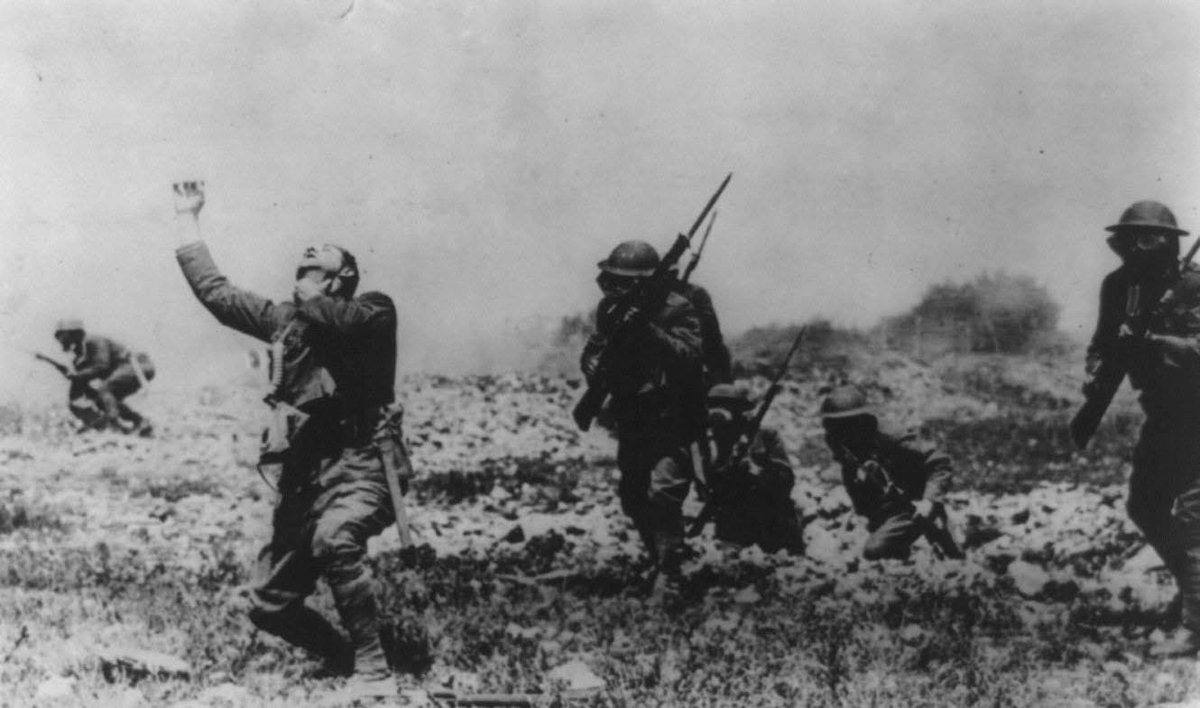 Jak vyvolat válečnou psychozu? 
Zásadní pro zbrojařské firmy a na ně napojena "nezávislá" média a platy politiků. 

„Lidé od přírody nechtějí válku. Který farmář by chtěl riskovat svůj život, když jeho největším snem je pokojně se vrátit na svou farmu?
Nikdo nechce válku – ani v