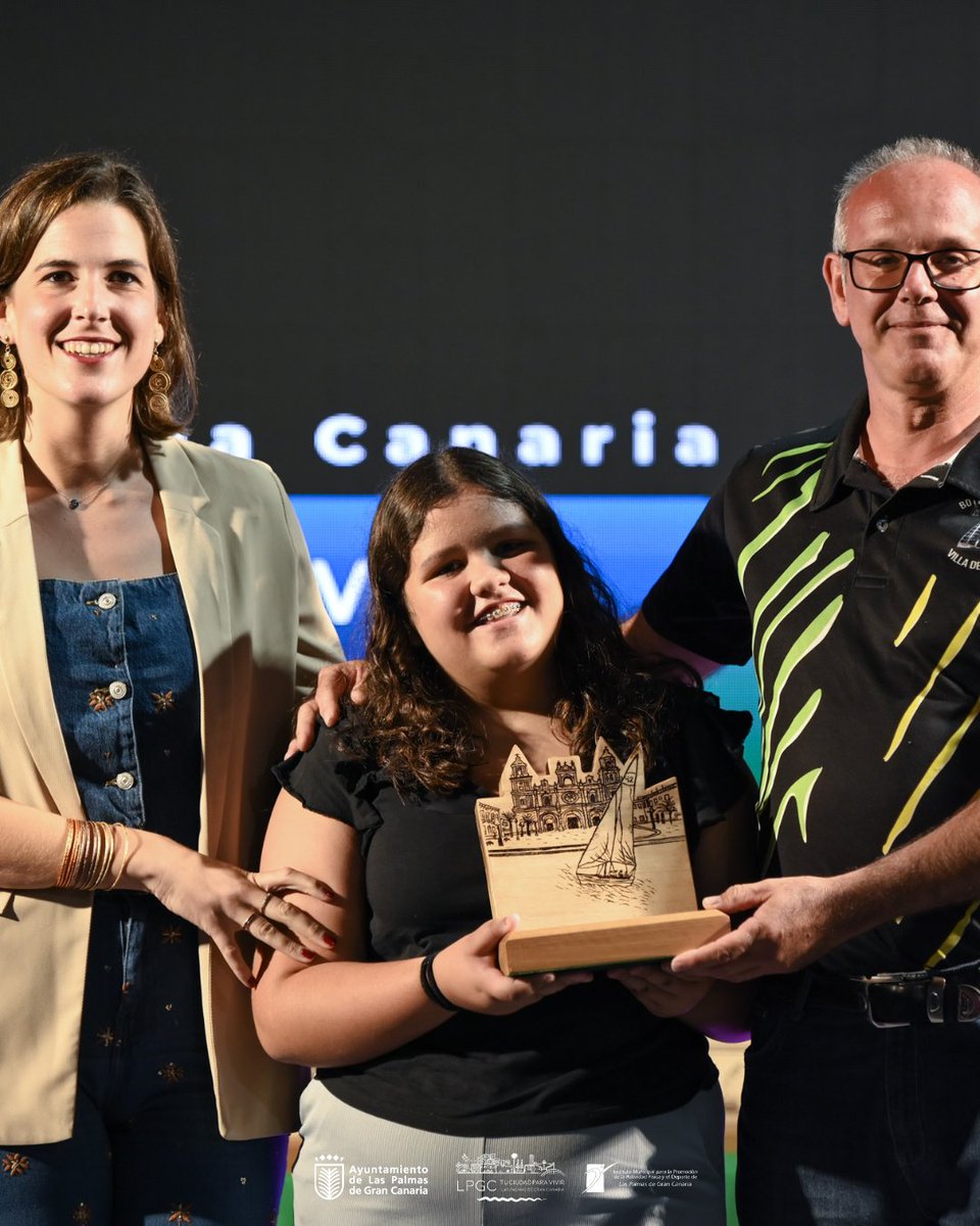 imd_lpgc's tweet photo. ⛵️ La Federación de Vela Latina organizó su gala anual de entrega de trofeos con una jornada donde se reconocieron y premiaron a los mejores botes y tripulaciones del año.

💙 También hubo espacio para el recuerdo, homenajeando a quienes dedicaron su tiempo al deporte. https://t.co/p5WegedZLX