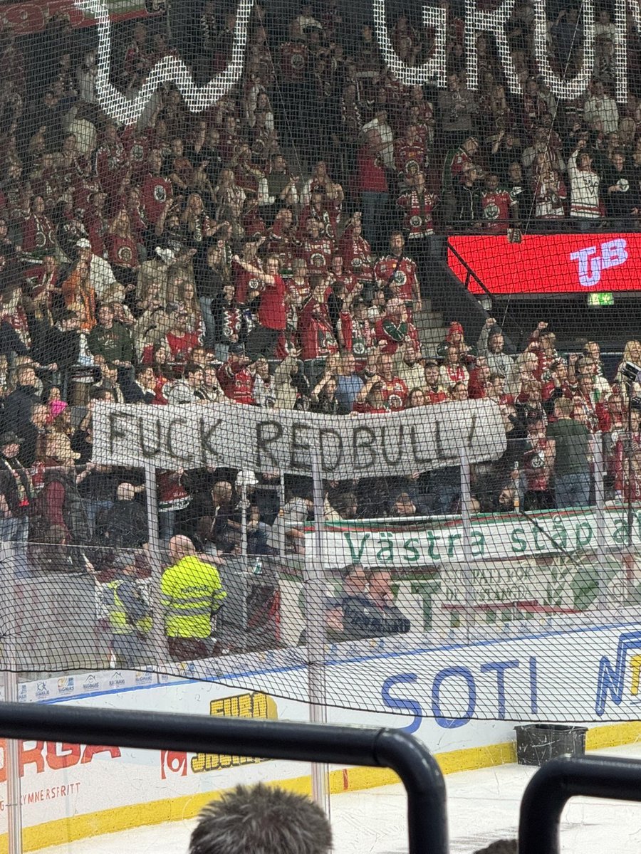 Vi fick tätt inpå matchen igår kännedom om att ”Red bull overtime” från och med gårdagens omgång är återinfört. 
Som vi tidigare har informerat om är vi starka motståndare till detta och Red bulls existens inom svensk hockey. 

Vårt motstånd och missnöje kommer aldrig att avta.