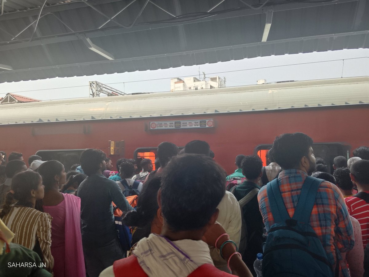 AmardipKumar20's tweet image. Sir @aadhar_raj_ @ECRlyHJP @spjdivn 
ये भीड़ दिखा रही है एक ट्रेन की और जरूरत है 
कृपया राज्यरानी के विकल्प के रुप मे एक ट्रेन चलाए
अगर संभव हो तो 
 पटना-23:00
सहरसा-4:00
पुर्णिया कोर्ट-6:00
वापसी-
पुर्णिया कोर्ट-7:00
सहरसा-9:00
पटना-14:00
रात्रिकालीन ट्रेन का भी मांग पुरा होगा