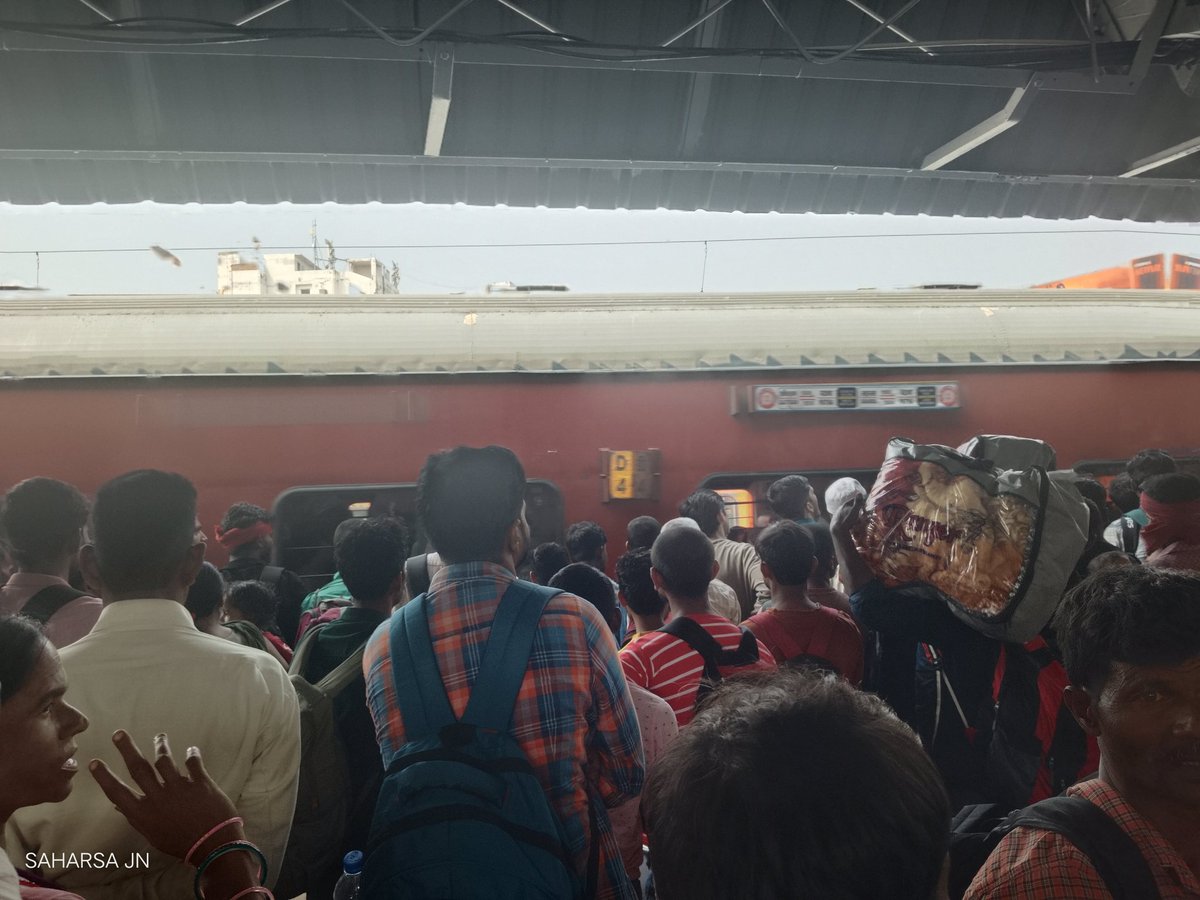 AmardipKumar20's tweet image. Sir @aadhar_raj_ @ECRlyHJP @spjdivn 
ये भीड़ दिखा रही है एक ट्रेन की और जरूरत है 
कृपया राज्यरानी के विकल्प के रुप मे एक ट्रेन चलाए
अगर संभव हो तो 
 पटना-23:00
सहरसा-4:00
पुर्णिया कोर्ट-6:00
वापसी-
पुर्णिया कोर्ट-7:00
सहरसा-9:00
पटना-14:00
रात्रिकालीन ट्रेन का भी मांग पुरा होगा