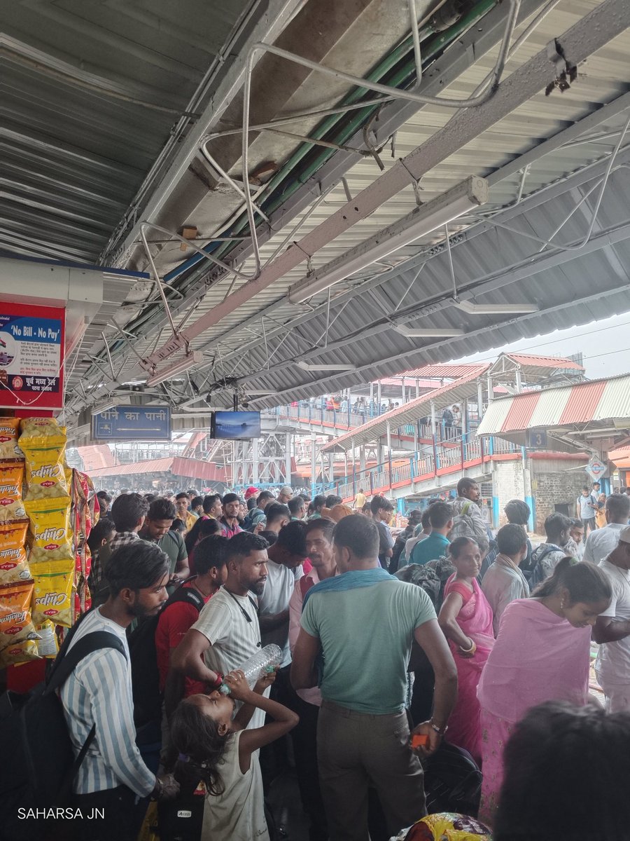 AmardipKumar20's tweet image. Sir @aadhar_raj_ @ECRlyHJP @spjdivn 
ये भीड़ दिखा रही है एक ट्रेन की और जरूरत है 
कृपया राज्यरानी के विकल्प के रुप मे एक ट्रेन चलाए
अगर संभव हो तो 
 पटना-23:00
सहरसा-4:00
पुर्णिया कोर्ट-6:00
वापसी-
पुर्णिया कोर्ट-7:00
सहरसा-9:00
पटना-14:00
रात्रिकालीन ट्रेन का भी मांग पुरा होगा