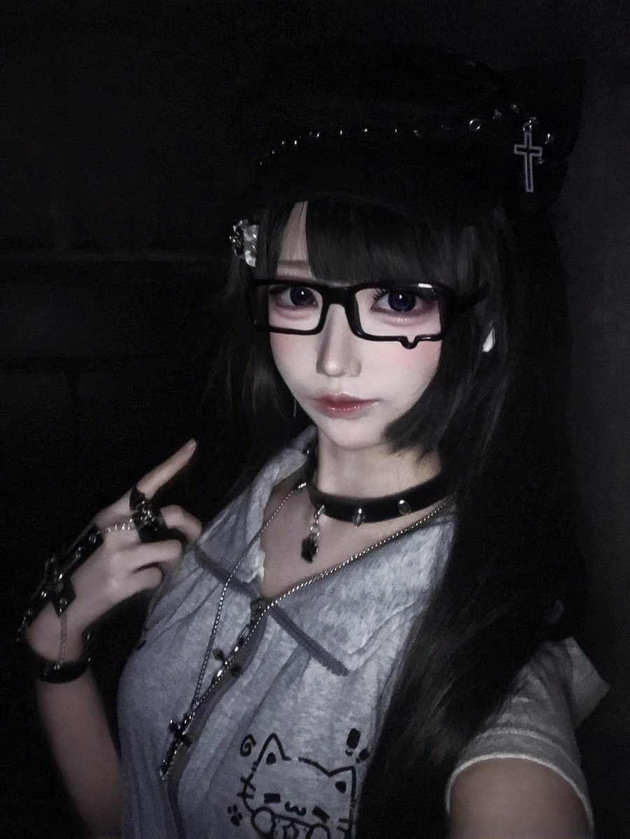 uni_roro's tweet photo. 若你懂得猫的忧郁💭

#宅 #萌 #黑猫 #自撮 https://t.co/zdvLYTssQc
