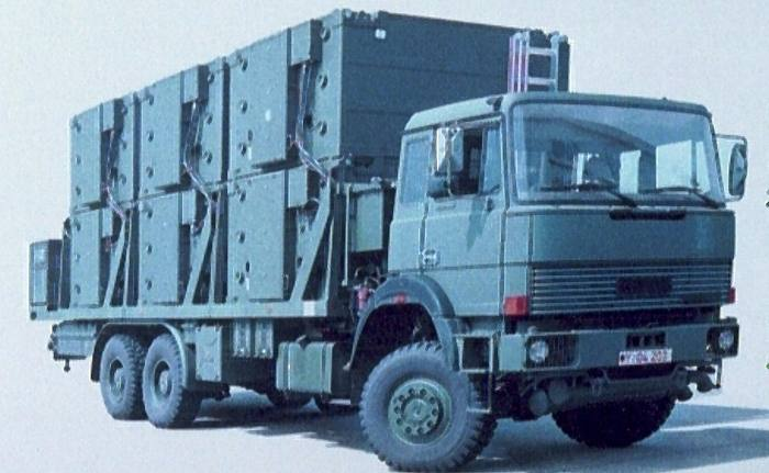 413_raid's tweet photo. DAR: НІМЕЦЬКИЙ ПОПЕРЕДНИК "ШАХЕДА" З 1980-ХХ

Мало хто знає, що "Шахед" насправді був створений на базі німецької розробки DAR (Die Drohne Antiradar) часів "Холодної війни". Історія направду карколомна.

Роботу над Die Drohne Antiradar німці спільно з американцями почали в середині 1980-хх років, ідеологія – створити технологічний та масовий засіб проти систем ППО "Варшавського договору". Кому ж тоді прийшла в голову така світла ідея, що для "геноциду" ворожих ЗРК можна використати БПЛА замість протирадіолокаційних ракет – історія замовчує.

Від ФРН головним підрядником була вже неіснуюча літакобудівна компанія Dornier, а от від США - Texas Instruments (так, назва цієї компанії нам знайома тому, що компоненти її виробництва постійно знаходили у ворожих "Шахедах").

DAR мав наступні характеристики: злітна маса – 110 кг, швидкість – до 250 км/год, дальність і тривалість польоту – до 600 км та до 3 годин. Для випробувань використовувались мобільна пускова на базі Iveco 260AH під 6 комірок, БПЛА стартував із твердопаливним прискорювачем. 

Словом, вийшла дуже пристойна як на той час річ, взяти на озброєння яку Бундесвер планував на 1990-ті роки. 

Тільки от як часто буває з подібними перспективними розробками, далі історія з DAR пішла зовсім по кривій – СРСР та "соцтабір" зникли як противник, проти якого створювався цей дрон-камікадзе, тому ясно, що цей БПЛА німецька армія замовляти уже не стала.

Про те, що напрацювання треба хоча би зберегти на перспективу, німцям чомусь ця думка в голову не прийшла. Тому після ліквідації Dornier в 2002 році дослідні зразки Die Drohne Antiradar відправили в музей, а документація почала "гуляти по рукам".

Результат "гуляння по рукам" проявився спочатку в формі ізраїльського IAI Harop, а потім й того ж "Шахеда" (роботи по якому Іран почав ще в 2014 році).

☝️Моралі в цій історії не буде. Буде хіба що нагадування про те, чому нашій країні буде важливо всіма силами зберігати технологічне лідерство й досвід в сфері БПЛА.