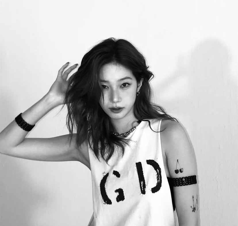 kazumoyed's tweet photo. #noticing how she only uses the B&amp;W filter for her gayest looks.. https://t.co/wTrrmuEA0x