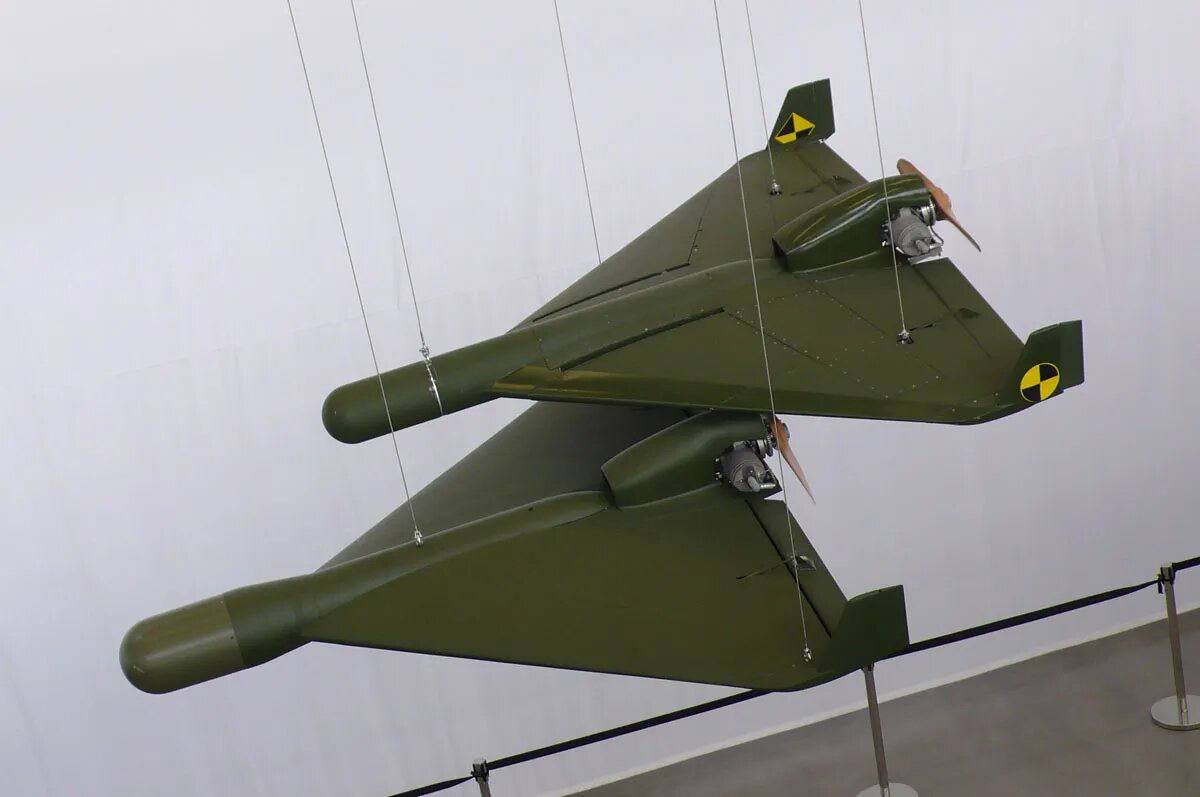 413_raid's tweet photo. DAR: НІМЕЦЬКИЙ ПОПЕРЕДНИК "ШАХЕДА" З 1980-ХХ

Мало хто знає, що "Шахед" насправді був створений на базі німецької розробки DAR (Die Drohne Antiradar) часів "Холодної війни". Історія направду карколомна.

Роботу над Die Drohne Antiradar німці спільно з американцями почали в середині 1980-хх років, ідеологія – створити технологічний та масовий засіб проти систем ППО "Варшавського договору". Кому ж тоді прийшла в голову така світла ідея, що для "геноциду" ворожих ЗРК можна використати БПЛА замість протирадіолокаційних ракет – історія замовчує.

Від ФРН головним підрядником була вже неіснуюча літакобудівна компанія Dornier, а от від США - Texas Instruments (так, назва цієї компанії нам знайома тому, що компоненти її виробництва постійно знаходили у ворожих "Шахедах").

DAR мав наступні характеристики: злітна маса – 110 кг, швидкість – до 250 км/год, дальність і тривалість польоту – до 600 км та до 3 годин. Для випробувань використовувались мобільна пускова на базі Iveco 260AH під 6 комірок, БПЛА стартував із твердопаливним прискорювачем. 

Словом, вийшла дуже пристойна як на той час річ, взяти на озброєння яку Бундесвер планував на 1990-ті роки. 

Тільки от як часто буває з подібними перспективними розробками, далі історія з DAR пішла зовсім по кривій – СРСР та "соцтабір" зникли як противник, проти якого створювався цей дрон-камікадзе, тому ясно, що цей БПЛА німецька армія замовляти уже не стала.

Про те, що напрацювання треба хоча би зберегти на перспективу, німцям чомусь ця думка в голову не прийшла. Тому після ліквідації Dornier в 2002 році дослідні зразки Die Drohne Antiradar відправили в музей, а документація почала "гуляти по рукам".

Результат "гуляння по рукам" проявився спочатку в формі ізраїльського IAI Harop, а потім й того ж "Шахеда" (роботи по якому Іран почав ще в 2014 році).

☝️Моралі в цій історії не буде. Буде хіба що нагадування про те, чому нашій країні буде важливо всіма силами зберігати технологічне лідерство й досвід в сфері БПЛА.