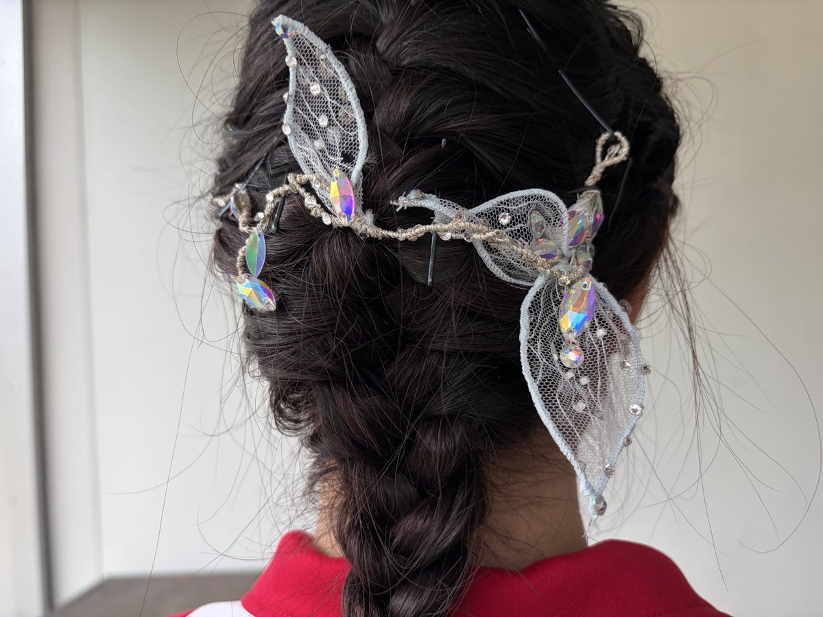 【西インカレ】
河辺愛菜選手
直前まで調子が上がらない中でもしっかり演じ切りました。「不安もある中での試合だったけど、落ち着いてできたんじゃないかな」と振り返りました。今季からスケーティングの練習にも注力し「一歩が伸びることによった」と実感！
写真2枚目は、とっても可愛い髪飾り。