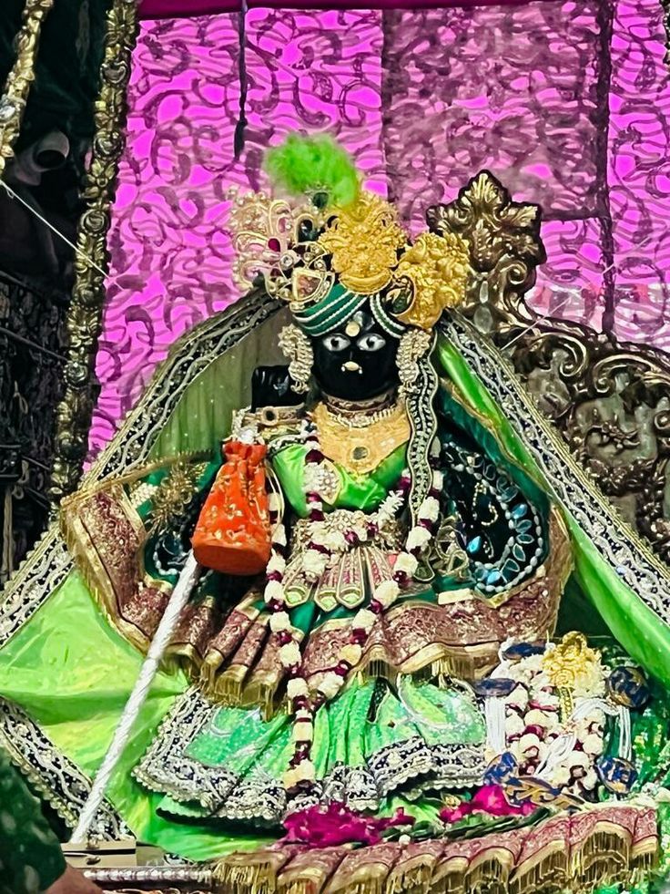 Manisha (@manishao555) on Twitter photo बांके बिहारी मंदिर के तहखाने (तोषखाने) के खुलने का समाचार
वृंदावन (मथुरा) के विश्व प्रसिद्ध ठाकुर बांके बिहारी मंदिर का तहखाना, जिसे 'तोषखाना' या 'खजाना कक्ष' भी कहा जाता है, **54 साल बाद धनतेरस (18 अक्टूबर 2025) के शुभ अवसर पर खोला गया**। यह ऐतिहासिक घटना सुप्रीम कोर्ट द्वारा बांके बिहारी मंदिर के तहखाने (तोषखाने) के खुलने का समाचार
वृंदावन (मथुरा) के विश्व प्रसिद्ध ठाकुर बांके बिहारी मंदिर का तहखाना, जिसे 'तोषखाना' या 'खजाना कक्ष' भी कहा जाता है, **54 साल बाद धनतेरस (18 अक्टूबर 2025) के शुभ अवसर पर खोला गया**। यह ऐतिहासिक घटना सुप्रीम कोर्ट द्वारा