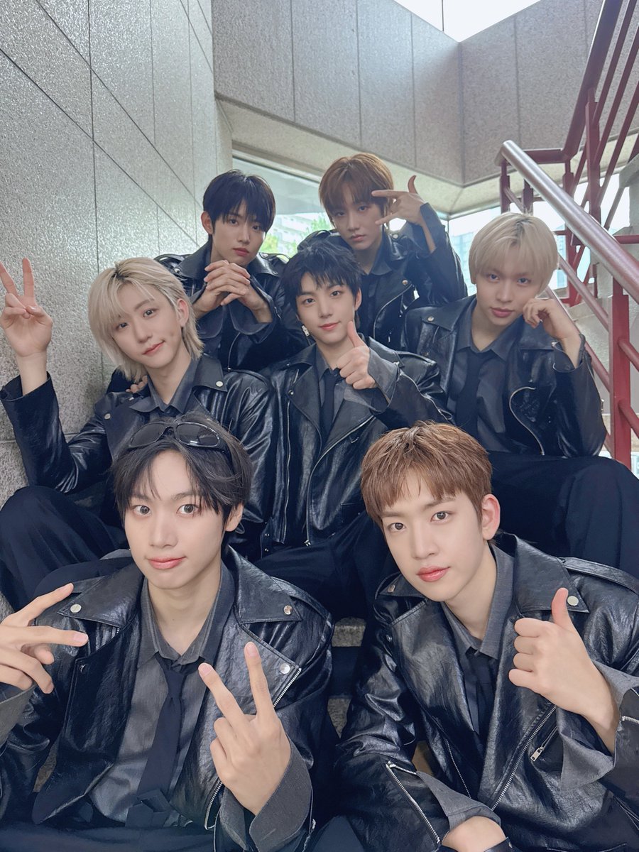 [📸] #IDID_IT
251019 #인기가요 무대했딧💙
팬 분들의 옆자리를 책임질 우리딧 도착😎
쌀쌀해진 요즘 날씨🍂
우리딧이 따뜻하게 안아줄게요🤗

#IDID #아이딧 #I_did_it 
#제멋대로_찬란하게 #CHAN_RAN