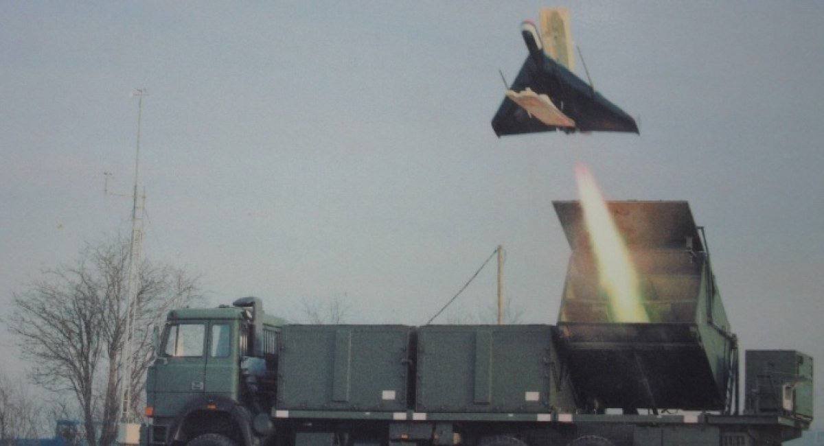 413_raid's tweet photo. DAR: НІМЕЦЬКИЙ ПОПЕРЕДНИК "ШАХЕДА" З 1980-ХХ

Мало хто знає, що "Шахед" насправді був створений на базі німецької розробки DAR (Die Drohne Antiradar) часів "Холодної війни". Історія направду карколомна.

Роботу над Die Drohne Antiradar німці спільно з американцями почали в середині 1980-хх років, ідеологія – створити технологічний та масовий засіб проти систем ППО "Варшавського договору". Кому ж тоді прийшла в голову така світла ідея, що для "геноциду" ворожих ЗРК можна використати БПЛА замість протирадіолокаційних ракет – історія замовчує.

Від ФРН головним підрядником була вже неіснуюча літакобудівна компанія Dornier, а от від США - Texas Instruments (так, назва цієї компанії нам знайома тому, що компоненти її виробництва постійно знаходили у ворожих "Шахедах").

DAR мав наступні характеристики: злітна маса – 110 кг, швидкість – до 250 км/год, дальність і тривалість польоту – до 600 км та до 3 годин. Для випробувань використовувались мобільна пускова на базі Iveco 260AH під 6 комірок, БПЛА стартував із твердопаливним прискорювачем. 

Словом, вийшла дуже пристойна як на той час річ, взяти на озброєння яку Бундесвер планував на 1990-ті роки. 

Тільки от як часто буває з подібними перспективними розробками, далі історія з DAR пішла зовсім по кривій – СРСР та "соцтабір" зникли як противник, проти якого створювався цей дрон-камікадзе, тому ясно, що цей БПЛА німецька армія замовляти уже не стала.

Про те, що напрацювання треба хоча би зберегти на перспективу, німцям чомусь ця думка в голову не прийшла. Тому після ліквідації Dornier в 2002 році дослідні зразки Die Drohne Antiradar відправили в музей, а документація почала "гуляти по рукам".

Результат "гуляння по рукам" проявився спочатку в формі ізраїльського IAI Harop, а потім й того ж "Шахеда" (роботи по якому Іран почав ще в 2014 році).

☝️Моралі в цій історії не буде. Буде хіба що нагадування про те, чому нашій країні буде важливо всіма силами зберігати технологічне лідерство й досвід в сфері БПЛА.