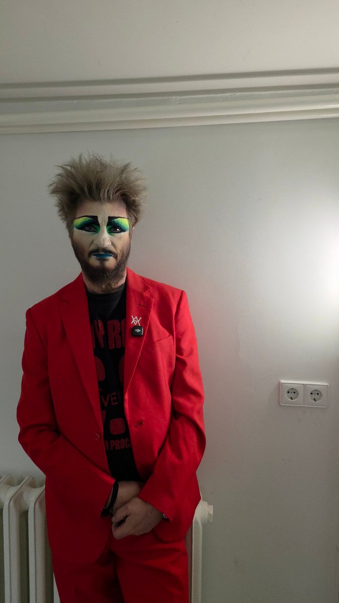 Zunächst: Ich bin kein Opfer. Das Opfer ist die Freiheit der Kunst.
Gestern beim Finale: Einer der Kollegen weigerte sich, mit mir auf die Bühne zu gehen – weil ich in meinem Programm das Wort „Negerkuss“ verwendet habe. Ein anderer wollte sich nicht mit mir auf dem Gruppenfoto