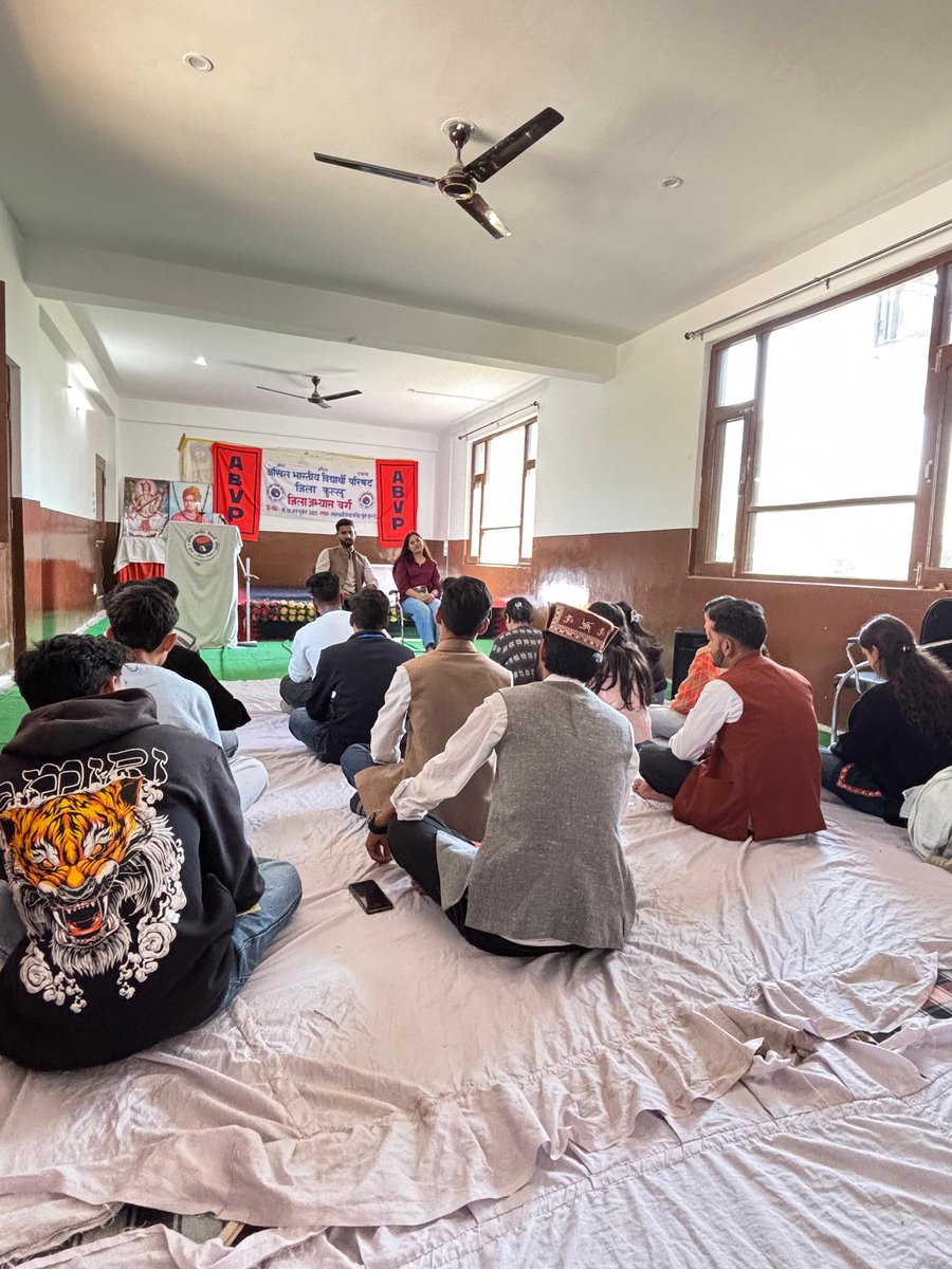 abvp4kullu's tweet photo. कुल्लू जिला में अभ्यास वर्ग के दुसरे दिन के व्यवहारिक सत्र गीत, भाषण, पोस्टर लेखन व मिडिया, सोशल मीडिया के  गटशय चर्चा में सभी कार्यकर्ताओं ने भाग लिया। https://t.co/BBjYj0vxIz