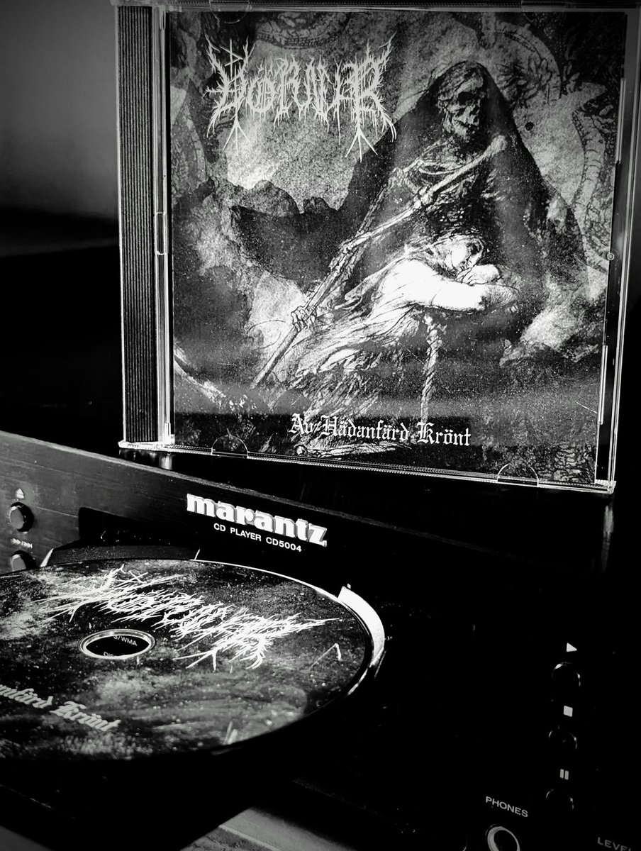 Koniec urlopu, więc wracam do spamowania muzyka. Na pierwszy ogień VÖRNIR. Plyta z pozoru odpychająca, ale pod tą pierwsza warstwą dźwięku skryte są całe czeluści obłędu zaklęte w gęstym i szybkim riffie, gdzie blasty nie dają wytchnienia nawet na moment. #metalowyjazgot