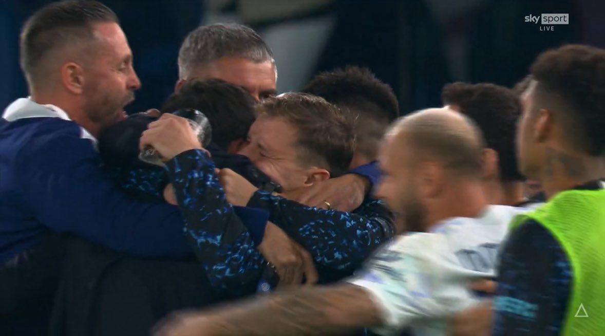 Foto, które wyraża więcej niż 1000 słów. Właściwy człowiek na właściwym miejscu. Drużyna go kupiła. Miłej niedzieli Interiści 😏