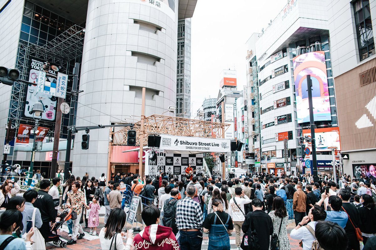 kassai_3podws's tweet photo. 本日は渋谷音楽祭。渋谷109前特設ステージにはデザインをてがけました「Shibuya Street Live」「From Street Project」ロゴをたくさん使っていただいてます。たくさんの人に見ていただいてとても嬉しいです。
#shibuyastreetlive #designedby #kassai #mclangur #渋谷音楽祭 https://t.co/4cNzy9Z0e5