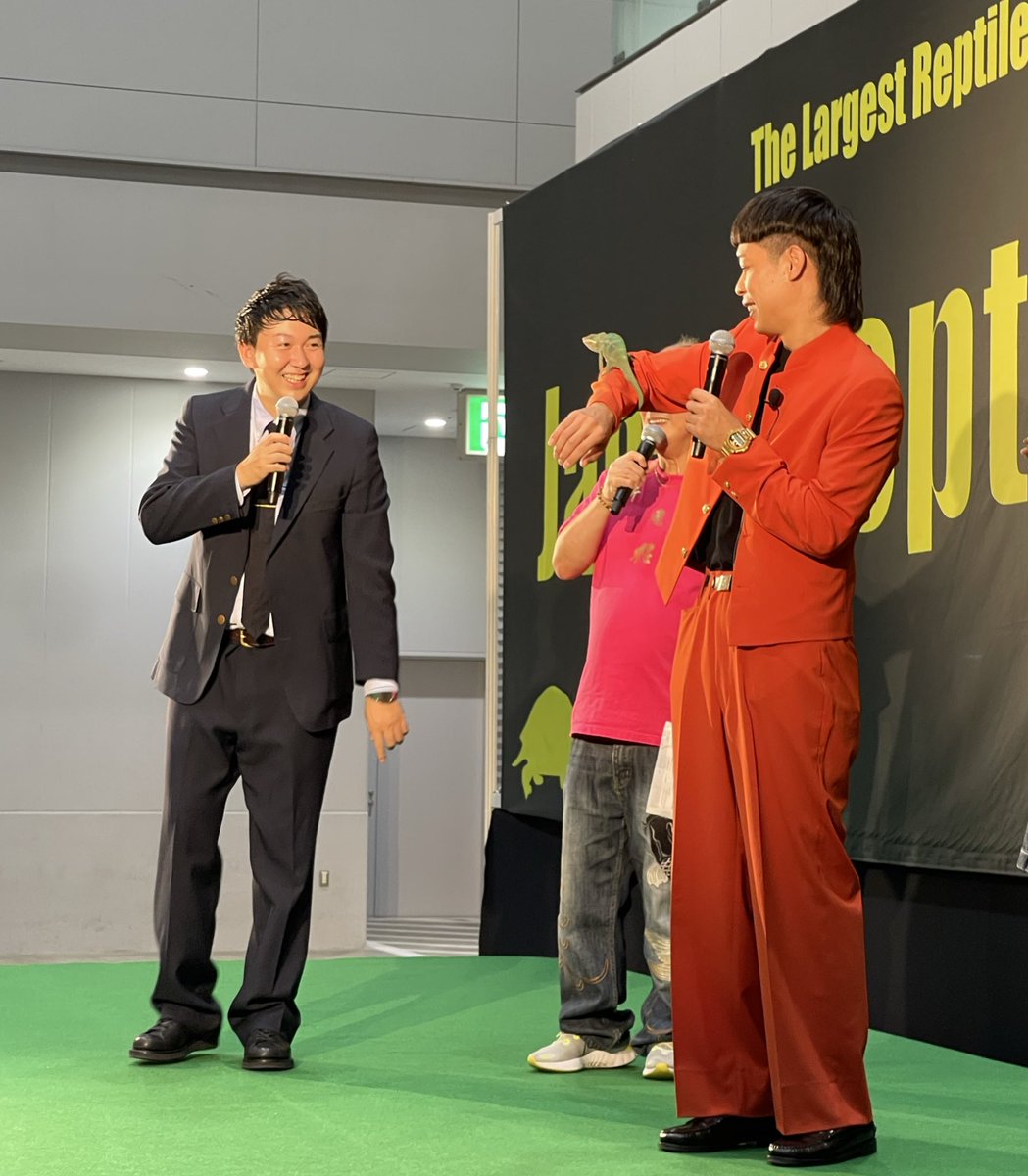 #ジャパンレプタイルズショー
ステージ出演させて頂きました！！

カメレオンを嬉々として腕に乗せるエースさんと
若干距離を取る寺家さんでした🦎🐍🐸🐢

会場の皆様ありがとうございました🌟