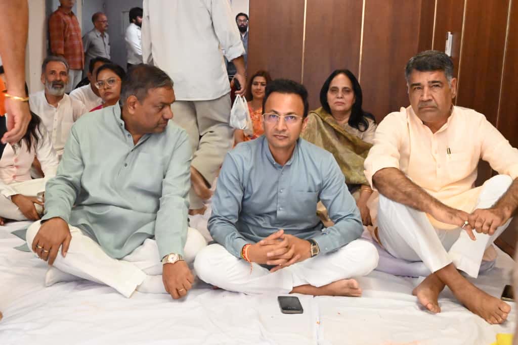 नये प्रदेश कार्यालय पर दीपावली पूजन में शामिल हुआ 
। <a href="/BJP4Delhi/">BJP Delhi</a> <a href="/BJP4India/">BJP</a>